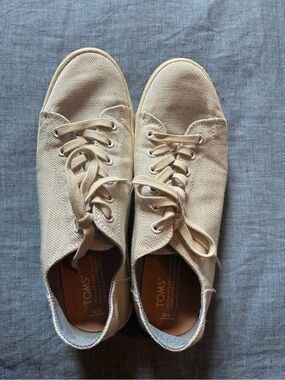 TOMS Women’s Beige Canvas Lace-Up Sneakers size 9